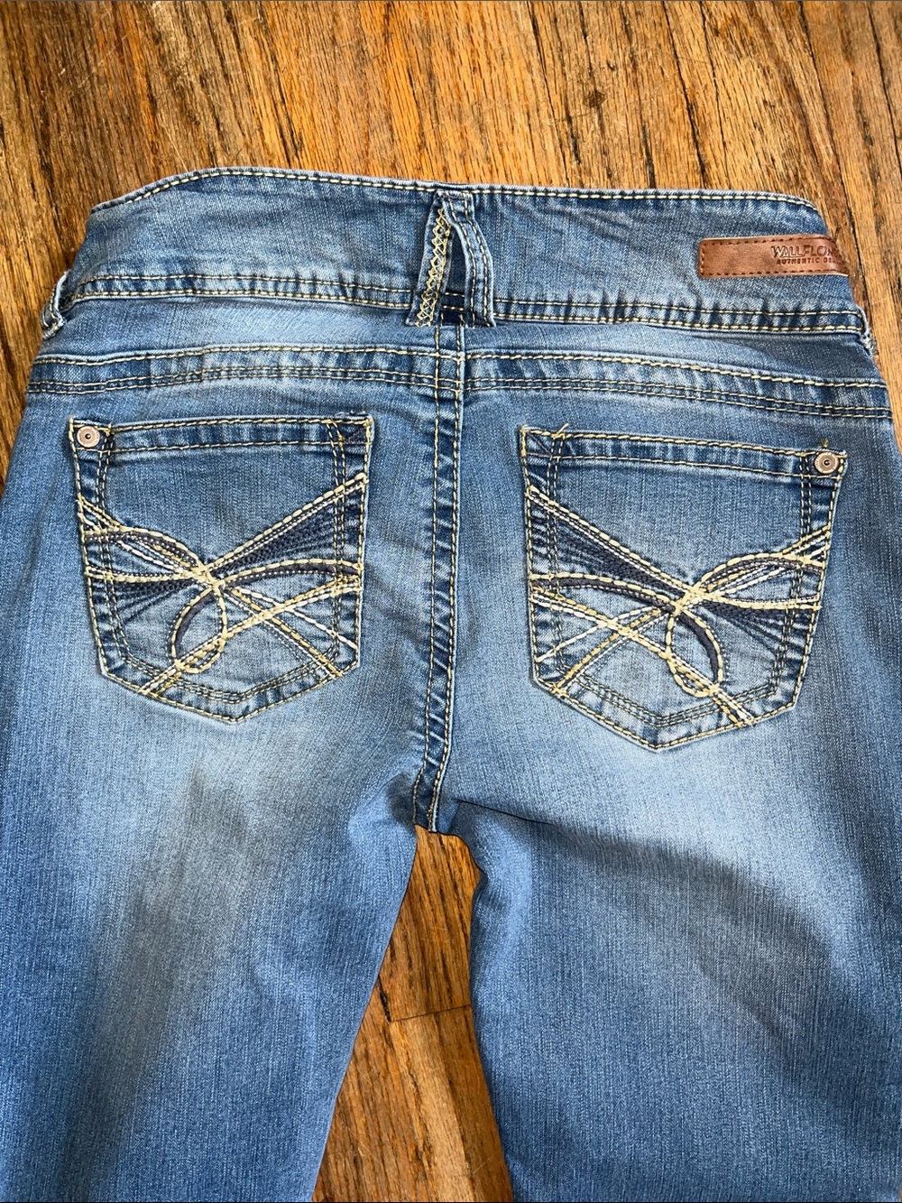 Wallflower Skinny Jeans in Light Blue Wash - Picture 4 of 5